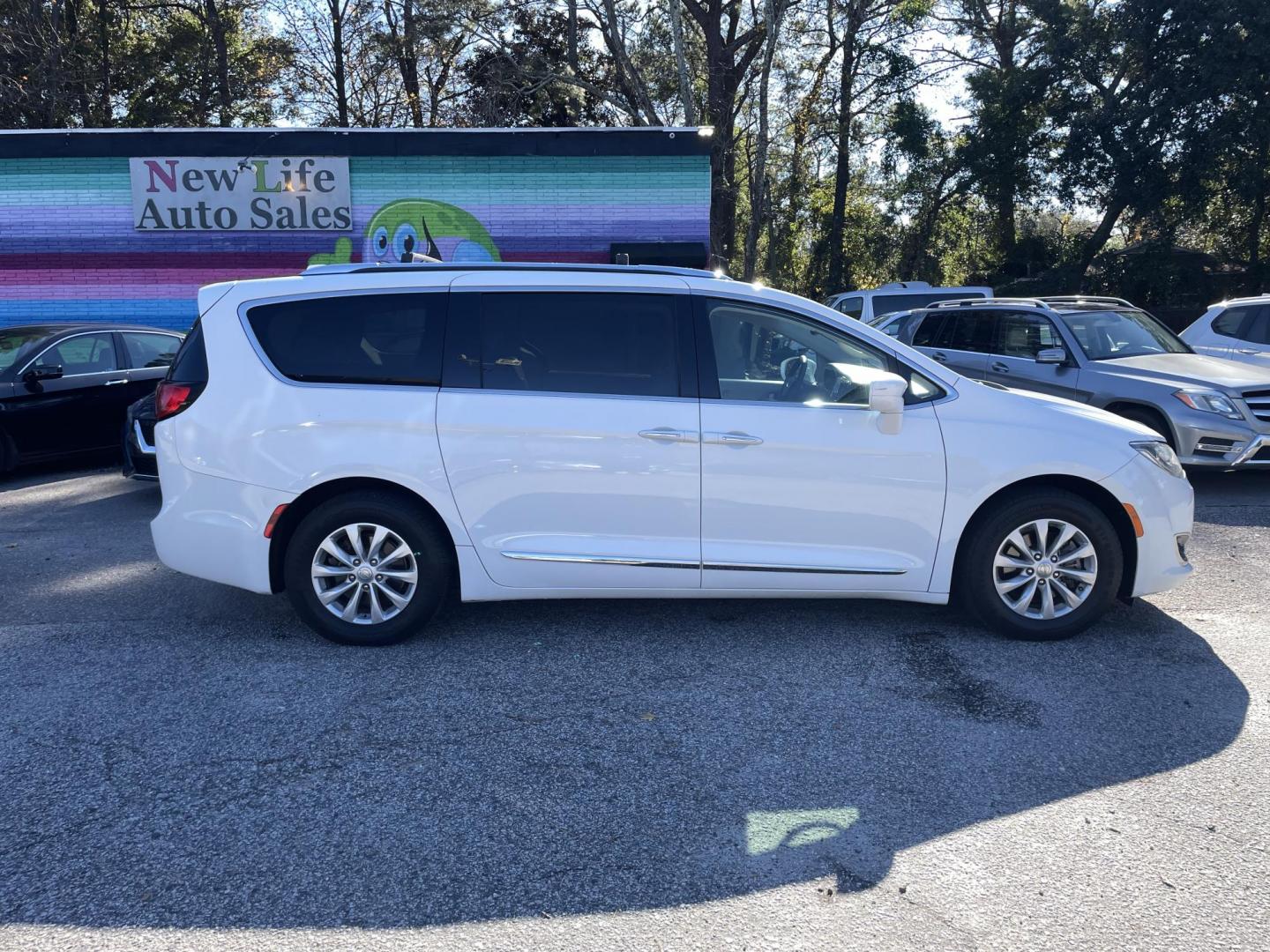 2018 WHITE CHRYSLER PACIFICA TOURING L (2C4RC1BG5JR) with an 3.6L engine, Automatic transmission, located at 5103 Dorchester Rd., Charleston, SC, 29418-5607, (843) 767-1122, 36.245171, -115.228050 - Local Trade-in with Leather, Backup Camera, Radio/Sat/AUX/USB/Bluetooth, Dual Climate Control, Rear Climate Control, Power Everything (windows, locks, seats, mirrors), Power Sliding Doors, Power Liftgate, Heated Seats, Stow 'n Go Seats, Push Button Start, Keyless Entry, WeatherTech Mats, Alloy Wheel - Photo#6