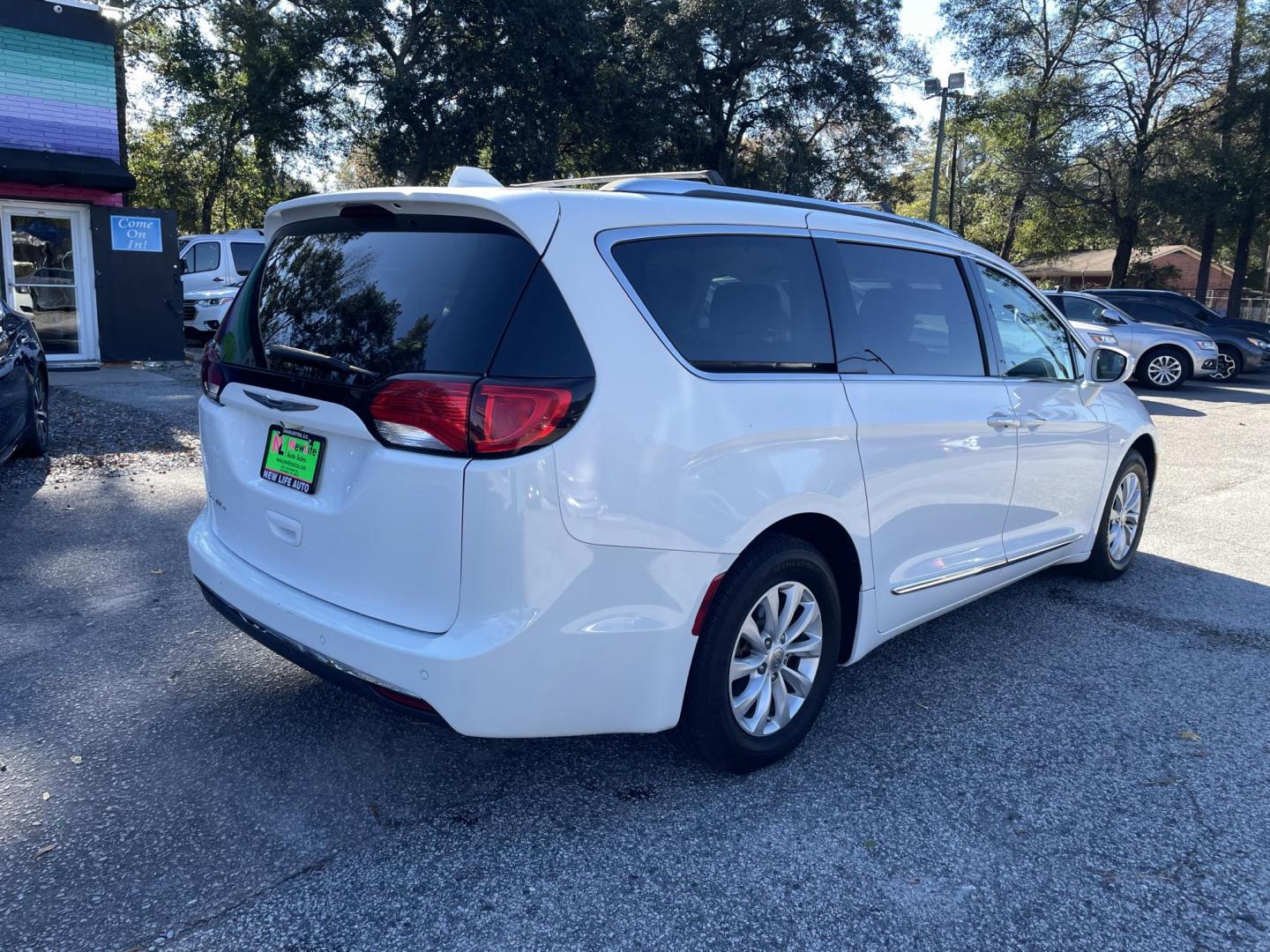 2018 WHITE CHRYSLER PACIFICA TOURING L (2C4RC1BG5JR) with an 3.6L engine, Automatic transmission, located at 5103 Dorchester Rd., Charleston, SC, 29418-5607, (843) 767-1122, 36.245171, -115.228050 - Local Trade-in with Leather, Backup Camera, Radio/Sat/AUX/USB/Bluetooth, Dual Climate Control, Rear Climate Control, Power Everything (windows, locks, seats, mirrors), Power Sliding Doors, Power Liftgate, Heated Seats, Stow 'n Go Seats, Push Button Start, Keyless Entry, WeatherTech Mats, Alloy Wheel - Photo#5