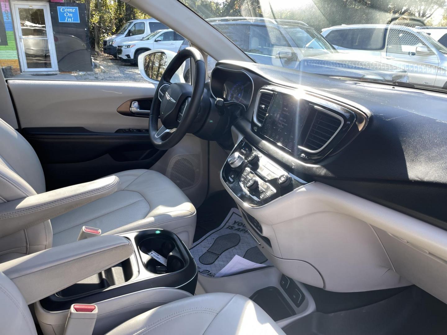 2018 WHITE CHRYSLER PACIFICA TOURING L (2C4RC1BG5JR) with an 3.6L engine, Automatic transmission, located at 5103 Dorchester Rd., Charleston, SC, 29418-5607, (843) 767-1122, 36.245171, -115.228050 - Local Trade-in with Leather, Backup Camera, Radio/Sat/AUX/USB/Bluetooth, Dual Climate Control, Rear Climate Control, Power Everything (windows, locks, seats, mirrors), Power Sliding Doors, Power Liftgate, Heated Seats, Stow 'n Go Seats, Push Button Start, Keyless Entry, WeatherTech Mats, Alloy Wheel - Photo#8