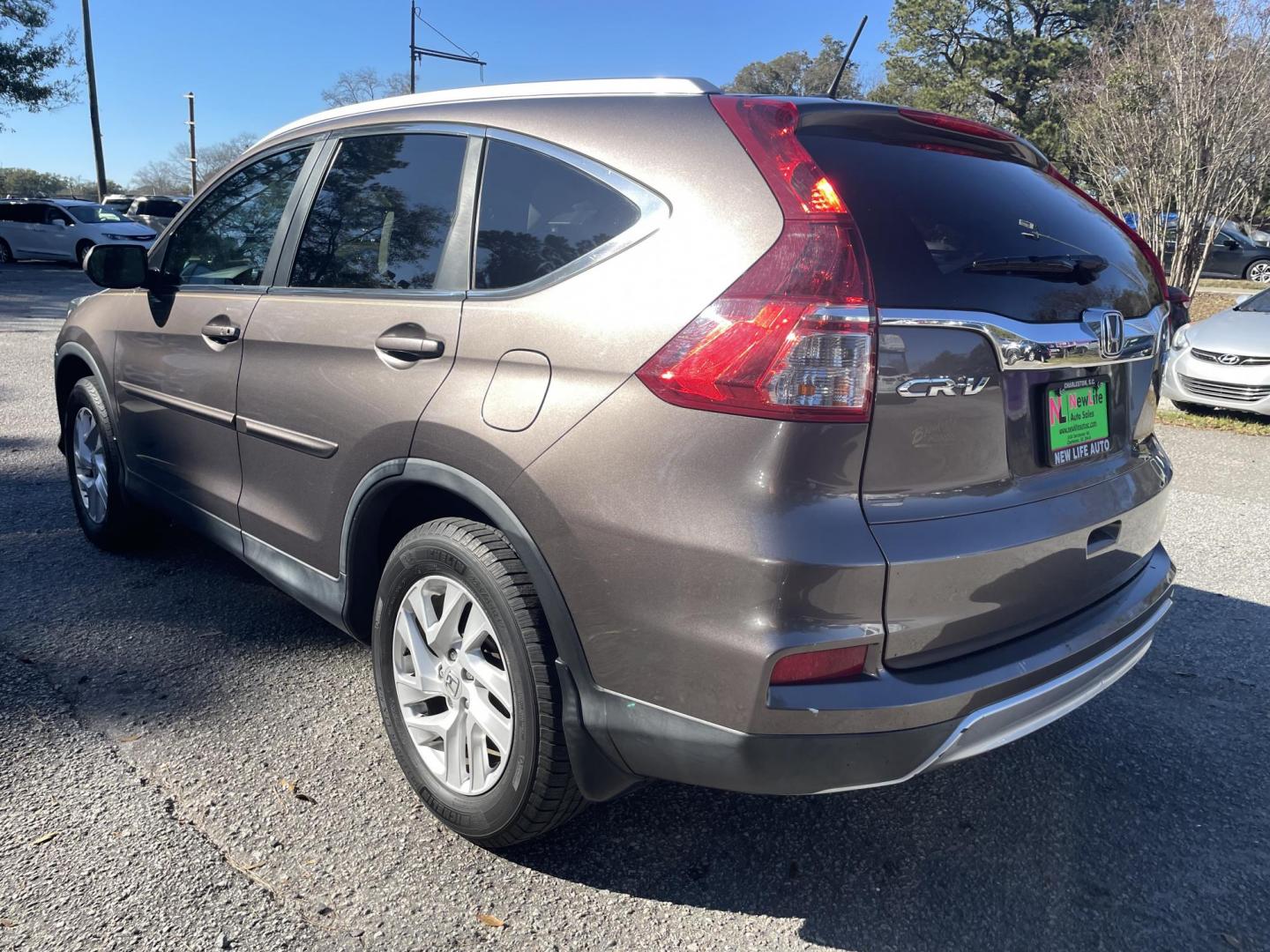 2015 BROWN HONDA CR-V EX-L (2HKRM4H70FH) with an 2.4L engine, Continuously Variable transmission, located at 5103 Dorchester Rd., Charleston, SC, 29418-5607, (843) 767-1122, 36.245171, -115.228050 - Local Trade-in with Leather, Sunroof, Navigation, Backup Camera, AUX/USB/Sat/Bluetooth, Dual Climate Control, Power Everything (windows, locks, seat, mirrors), Heated Seats, Push Button Start, Keyless Entry, Alloy Wheels. 144k miles Located at New Life Auto Sales! 2023 WINNER for Post & Courier's C - Photo#4