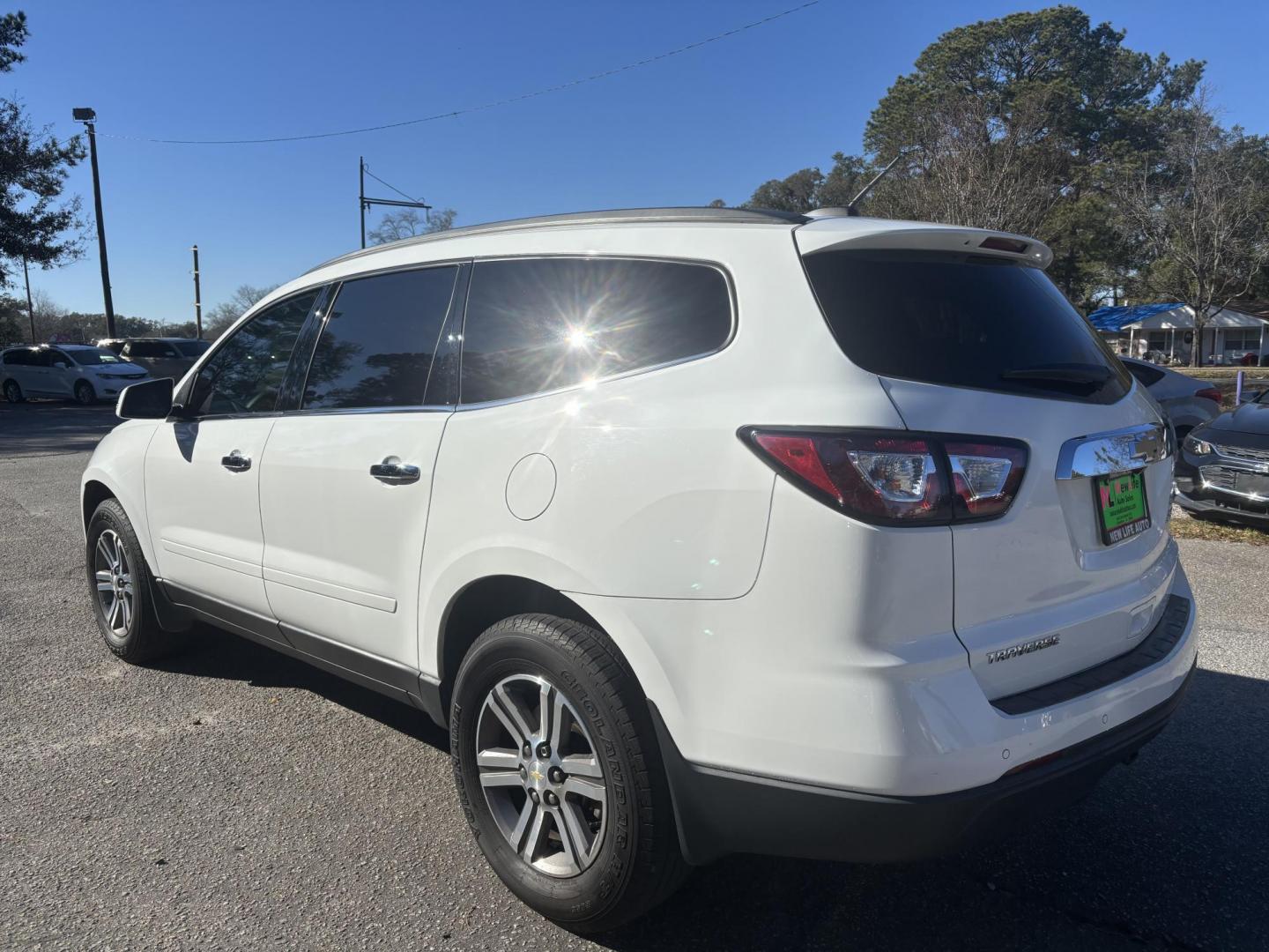 2017 WHITE CHEVROLET TRAVERSE LT (1GNKRHKD0HJ) with an 3.6L engine, Automatic transmission, located at 5103 Dorchester Rd., Charleston, SC, 29418-5607, (843) 767-1122, 36.245171, -115.228050 - Gorgeous! Fantastic Carfax history report - One Owner, No Accidents, and Great maintenance Records! Low mileage, 3rd Row, Leather interior, leather/memory/power/heated seating, DOUBLE sunroof!, Power Liftgate, remote start, MultiZone Climate Control, Rear Bucket Seats, XM Satellite/Pandora/Bluetoot - Photo#4