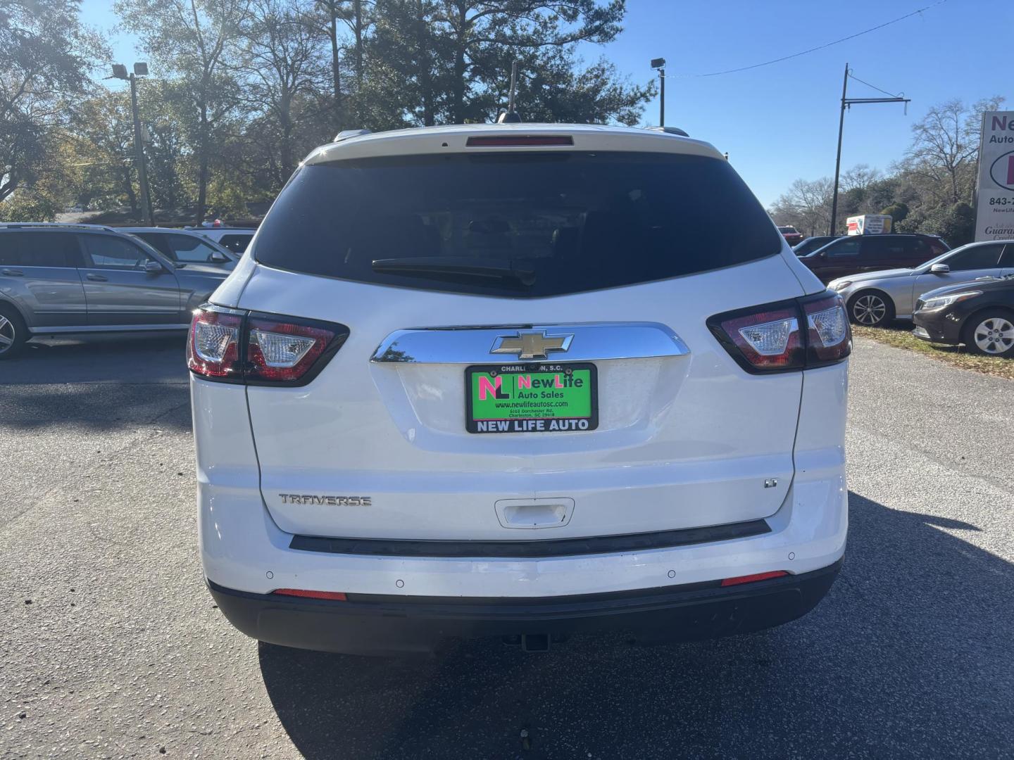 2017 WHITE CHEVROLET TRAVERSE LT (1GNKRHKD0HJ) with an 3.6L engine, Automatic transmission, located at 5103 Dorchester Rd., Charleston, SC, 29418-5607, (843) 767-1122, 36.245171, -115.228050 - Gorgeous! Fantastic Carfax history report - One Owner, No Accidents, and Great maintenance Records! Low mileage, 3rd Row, Leather interior, leather/memory/power/heated seating, DOUBLE sunroof!, Power Liftgate, remote start, MultiZone Climate Control, Rear Bucket Seats, XM Satellite/Pandora/Bluetoot - Photo#5