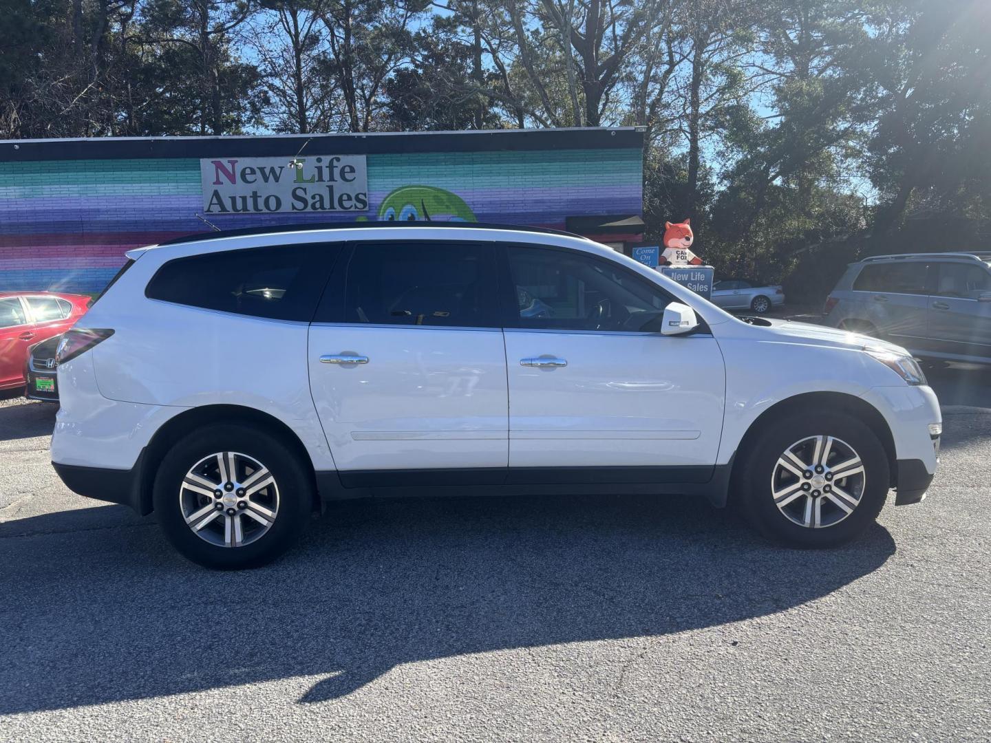 2017 WHITE CHEVROLET TRAVERSE LT (1GNKRHKD0HJ) with an 3.6L engine, Automatic transmission, located at 5103 Dorchester Rd., Charleston, SC, 29418-5607, (843) 767-1122, 36.245171, -115.228050 - Gorgeous! Fantastic Carfax history report - One Owner, No Accidents, and Great maintenance Records! Low mileage, 3rd Row, Leather interior, leather/memory/power/heated seating, DOUBLE sunroof!, Power Liftgate, remote start, MultiZone Climate Control, Rear Bucket Seats, XM Satellite/Pandora/Bluetoot - Photo#6