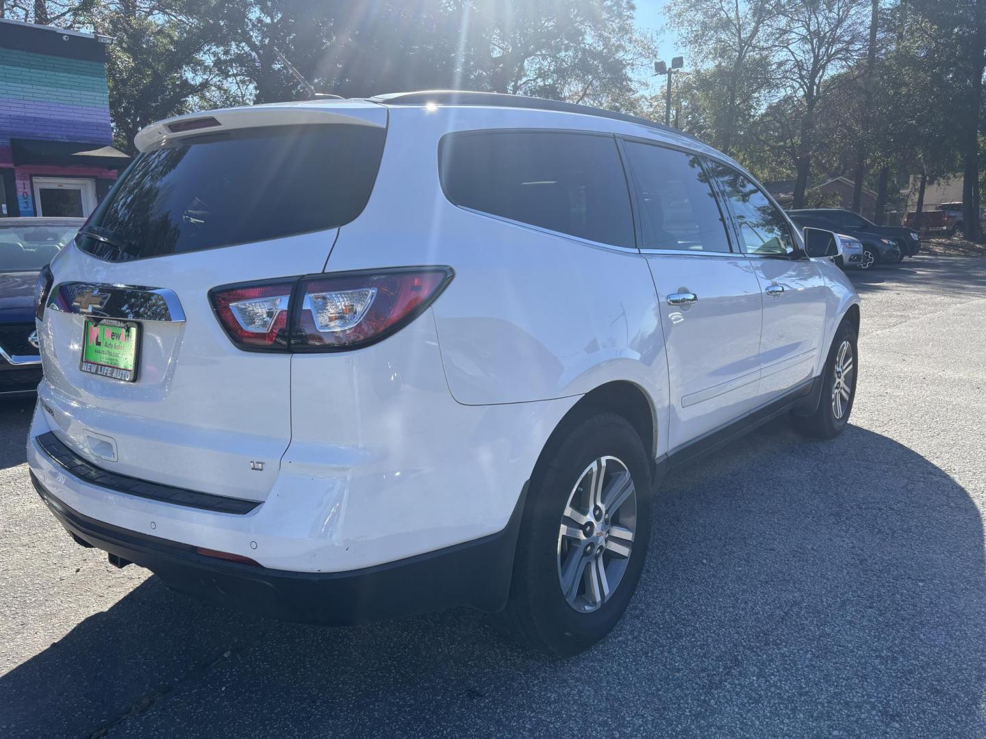 2017 WHITE CHEVROLET TRAVERSE LT (1GNKRHKD0HJ) with an 3.6L engine, Automatic transmission, located at 5103 Dorchester Rd., Charleston, SC, 29418-5607, (843) 767-1122, 36.245171, -115.228050 - Gorgeous! Fantastic Carfax history report - One Owner, No Accidents, and Great maintenance Records! Low mileage, 3rd Row, Leather interior, leather/memory/power/heated seating, DOUBLE sunroof!, Power Liftgate, remote start, MultiZone Climate Control, Rear Bucket Seats, XM Satellite/Pandora/Bluetoot - Photo#7